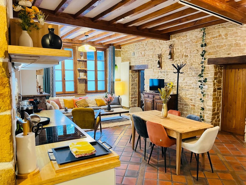 TV and multimedia, Living room, Seating area, Dining area