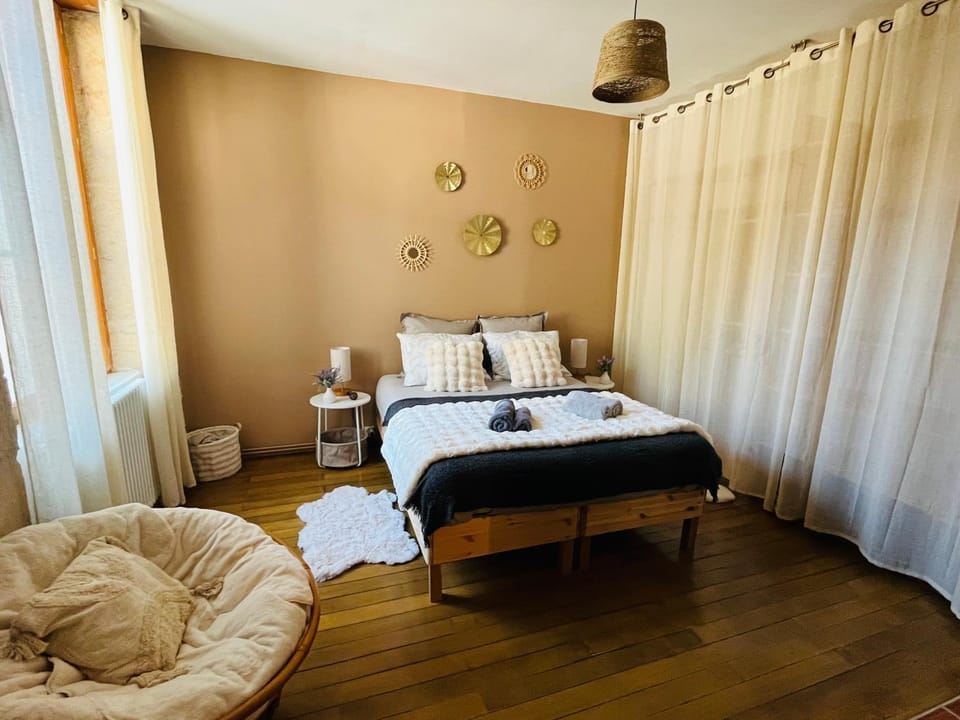 Bed, Photo of the whole room, Bedroom