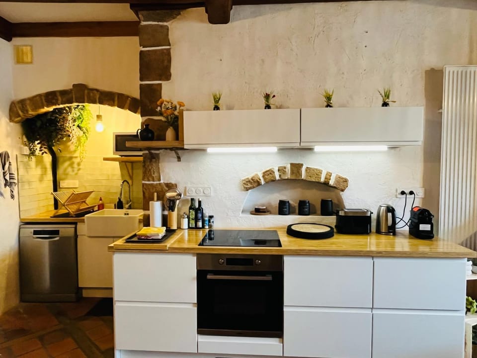 Coffee/tea facilities, Kitchen or kitchenette, dishwasher, oven, stove, toaster