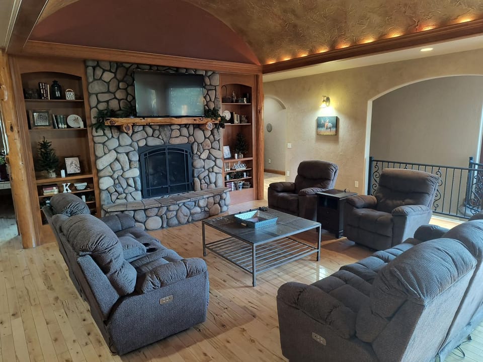 TV and multimedia, Living room, Seating area, Evening entertainment