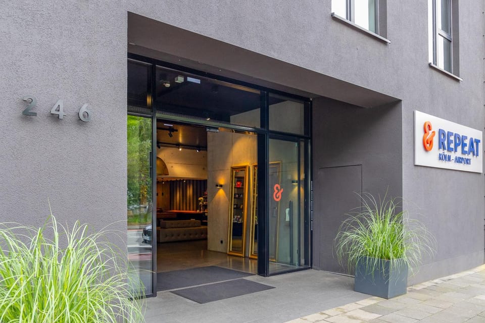 Facade/entrance