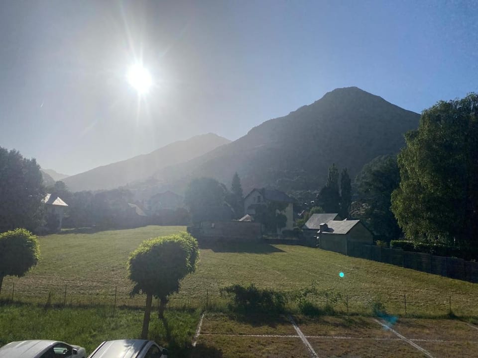 Bedroom, Mountain view