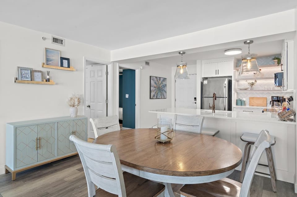 Kitchen or kitchenette, Seating area, Dining area