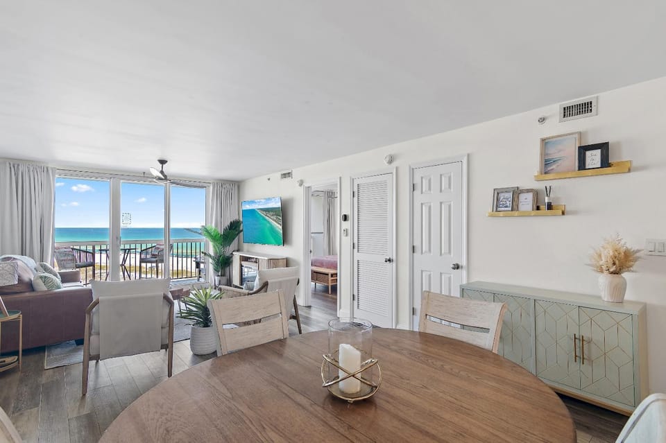 TV and multimedia, Living room, Seating area, Dining area, Sea view