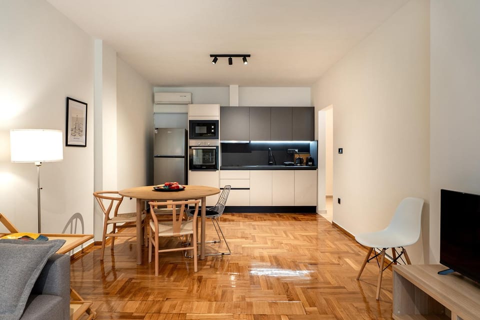 Kitchen or kitchenette, Dining area, oven