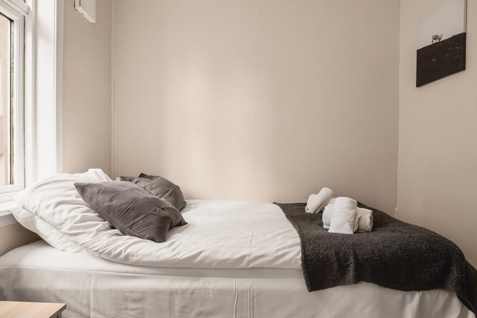 Bed, Photo of the whole room, towels