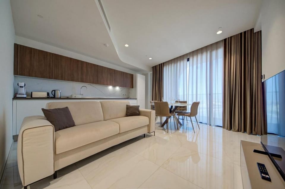 Mercury Tower 903 - Pools, Gym & Sea View Apartment in Saint Julians