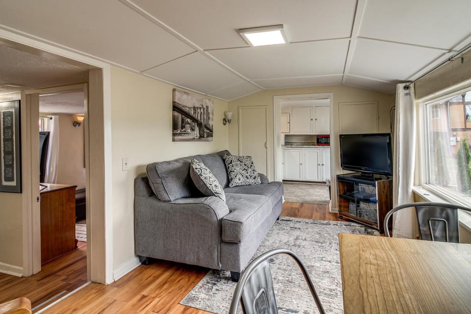 Walk to Mingus Park Quaint Escape with Private Yard House in Coos Bay