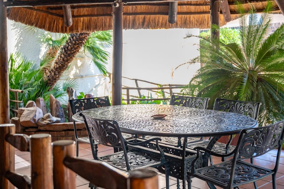 Property building, Patio, Banquet/Function facilities, Dining area
