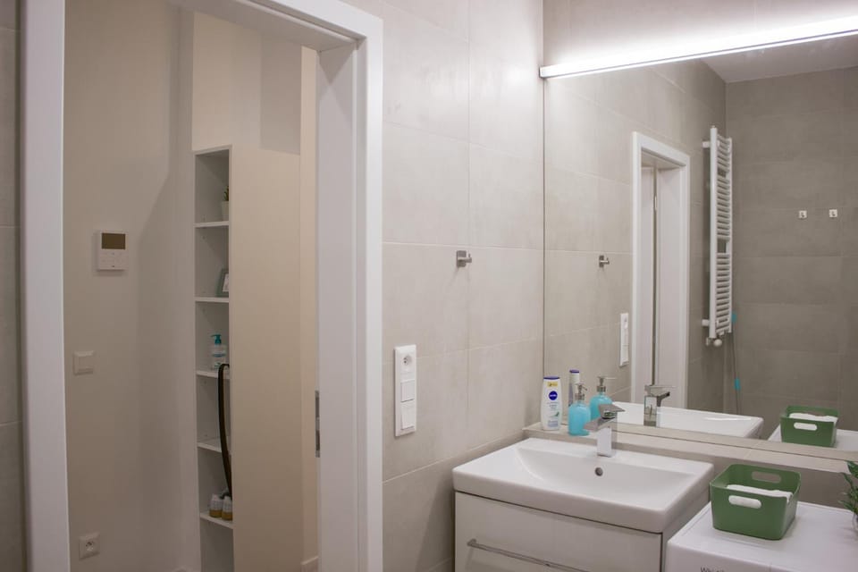 Shower, Bathroom, towels