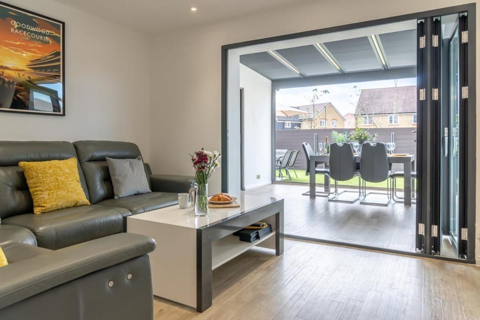 Communal lounge/ TV room, Seating area, Dining area