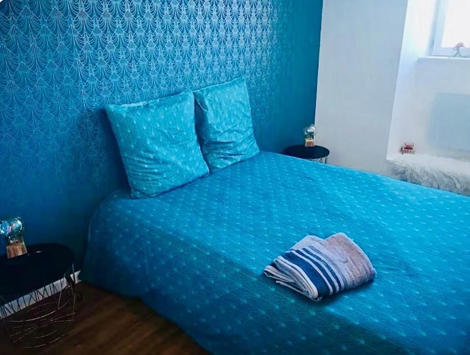 Bed, Photo of the whole room, Bedroom, towels