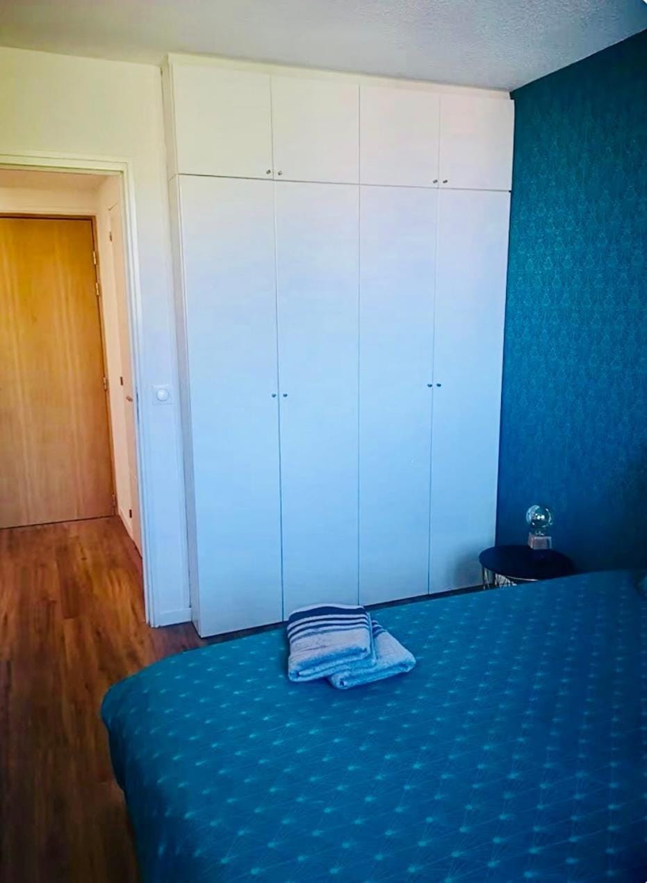 Bed, Photo of the whole room, Bedroom, wardrobe