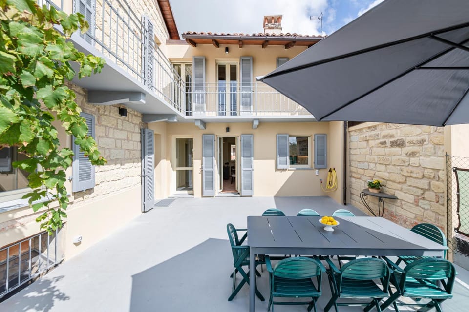 Property building, Day, Balcony/Terrace