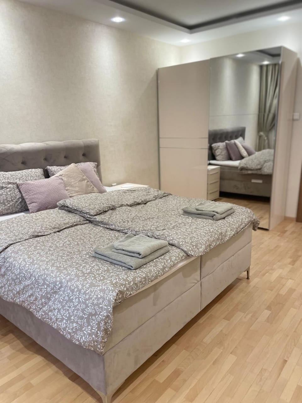 Bed, Photo of the whole room, Seating area, Bedroom, towels
