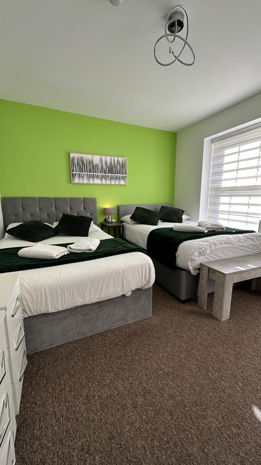 Bed, Photo of the whole room, Bedroom, towels