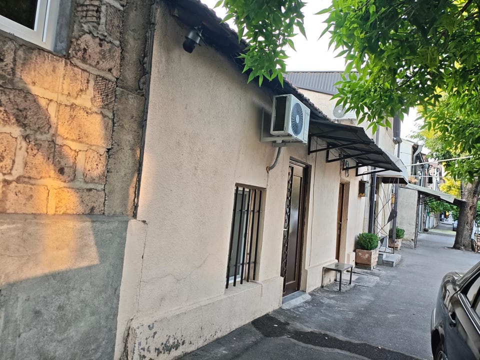 Property building, Day, Neighbourhood, Street view, Parking