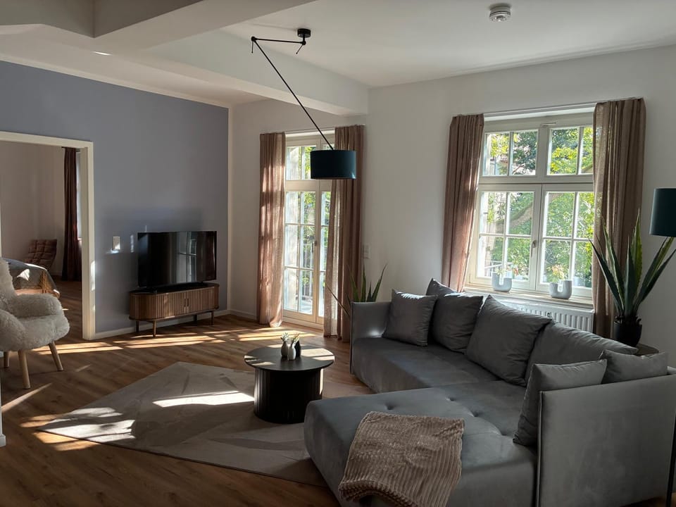 TV and multimedia, Living room, Seating area, Evening entertainment