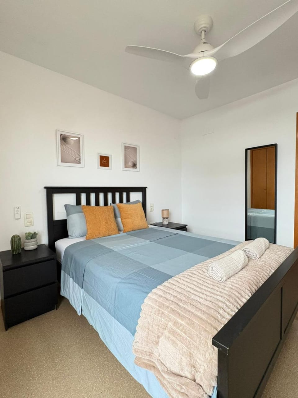 Bed, Photo of the whole room, Bedroom