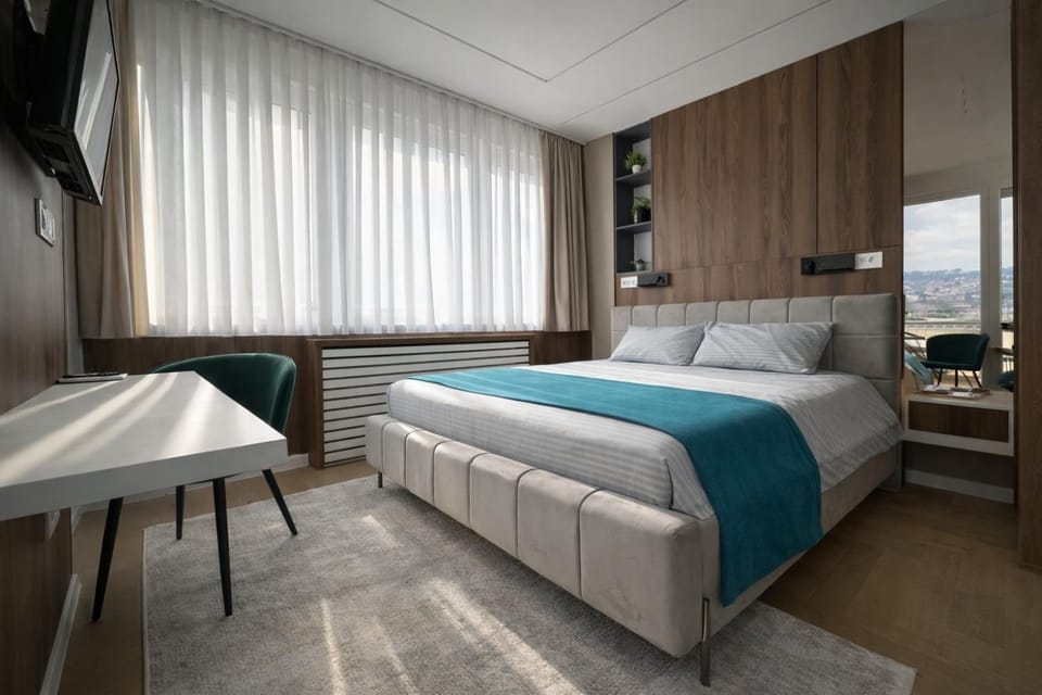 Bed, TV and multimedia, Photo of the whole room, Bedroom