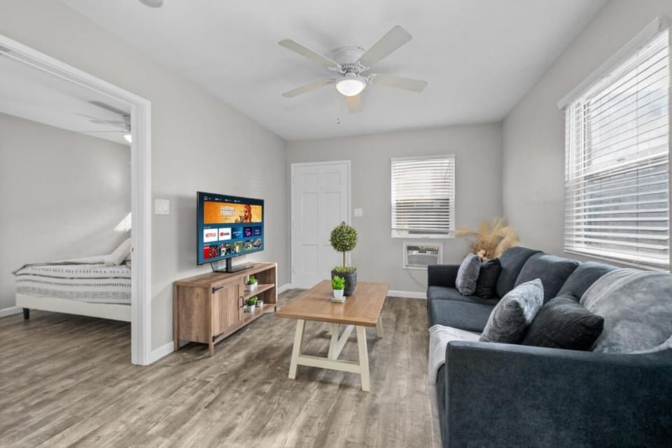 Communal lounge/ TV room, TV and multimedia, Living room, Seating area