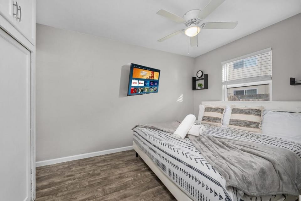Bed, TV and multimedia, Photo of the whole room, Bedroom