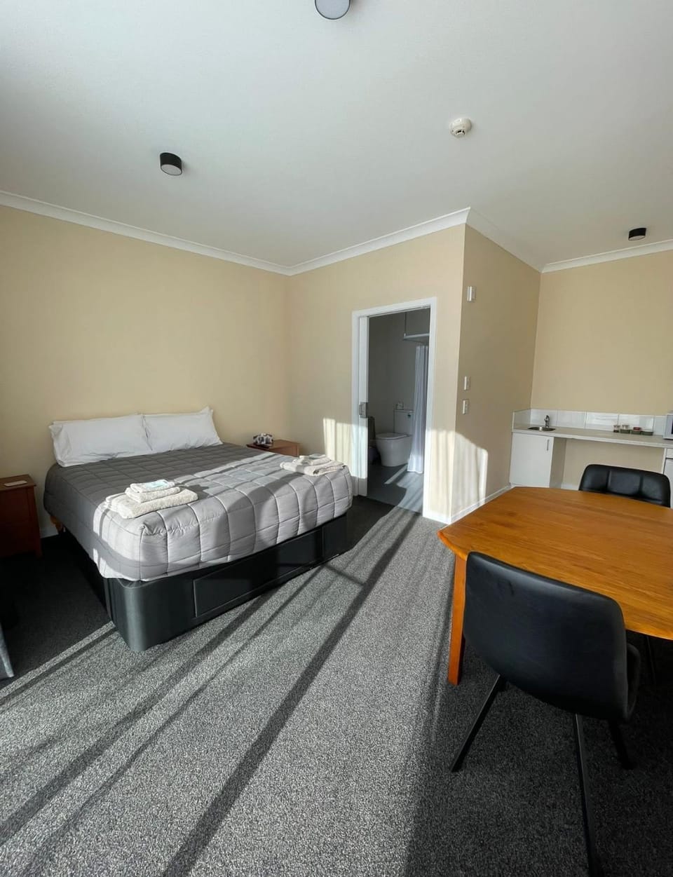 Empire Cafe & Accommodation Hotel in West Coast