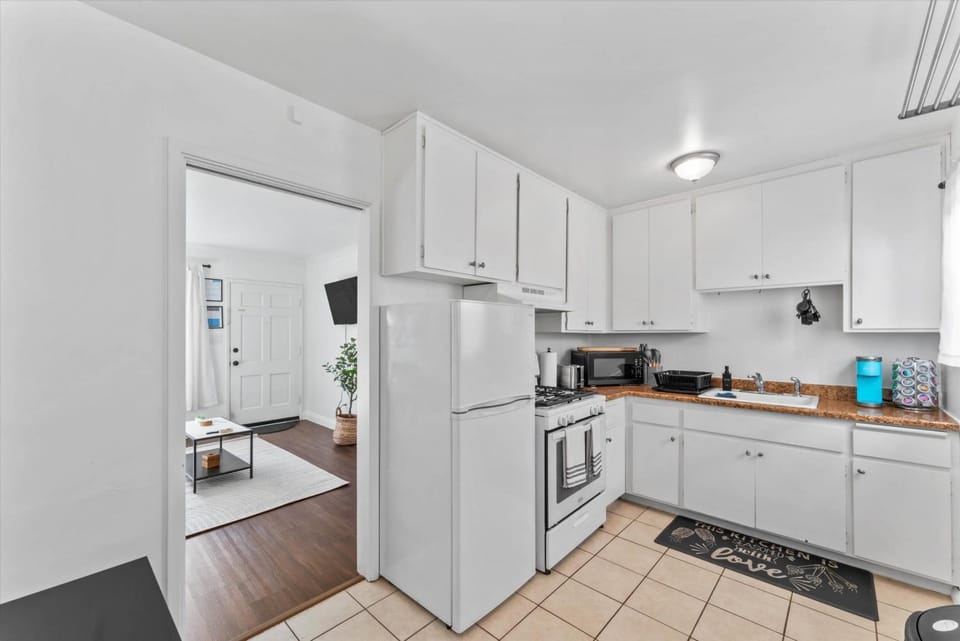 Coffee/tea facilities, Kitchen or kitchenette, Dining area, oven, stove, toaster