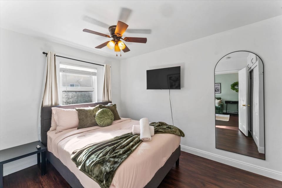 Bed, TV and multimedia, Photo of the whole room, Bedroom
