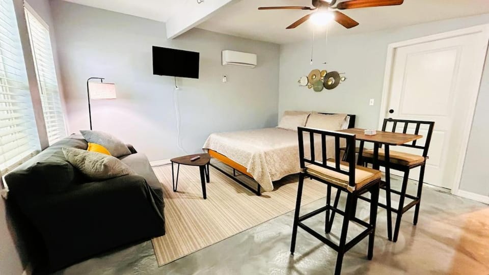 Bed, Living room, Photo of the whole room, Seating area, Dining area, Bedroom, air conditioner