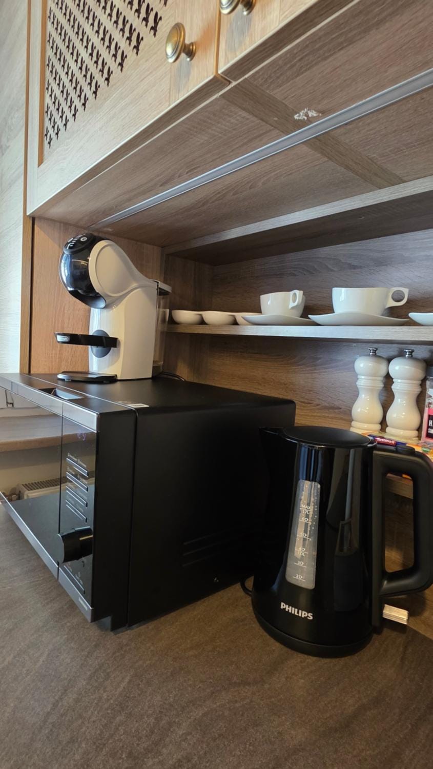 Coffee/tea facilities, microwave