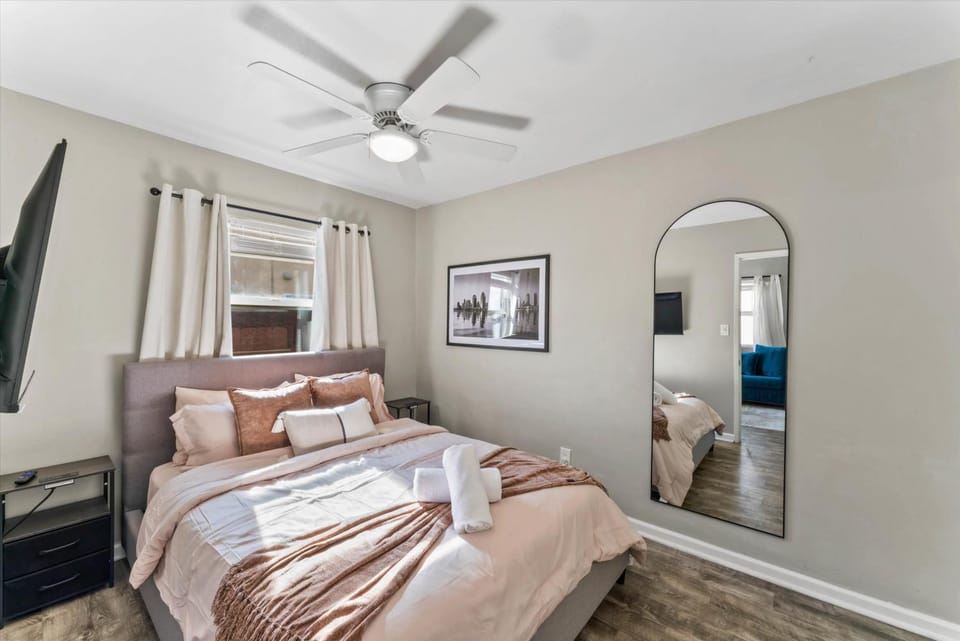 Bed, TV and multimedia, Photo of the whole room, Bedroom