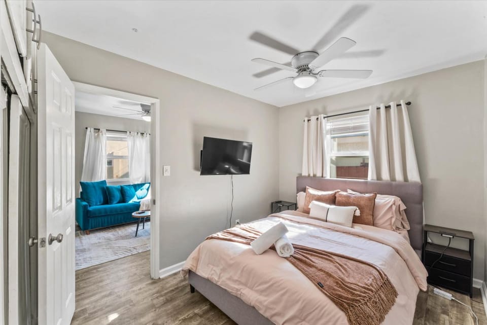 Bed, TV and multimedia, Photo of the whole room, Bedroom, towels, air conditioner