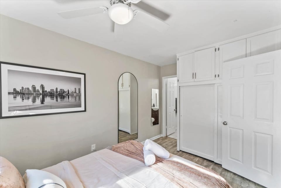 Bed, Photo of the whole room, Bedroom, wardrobe