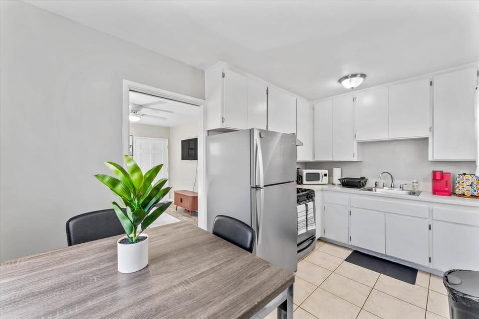 Kitchen or kitchenette, Dining area, oven, stove, toaster