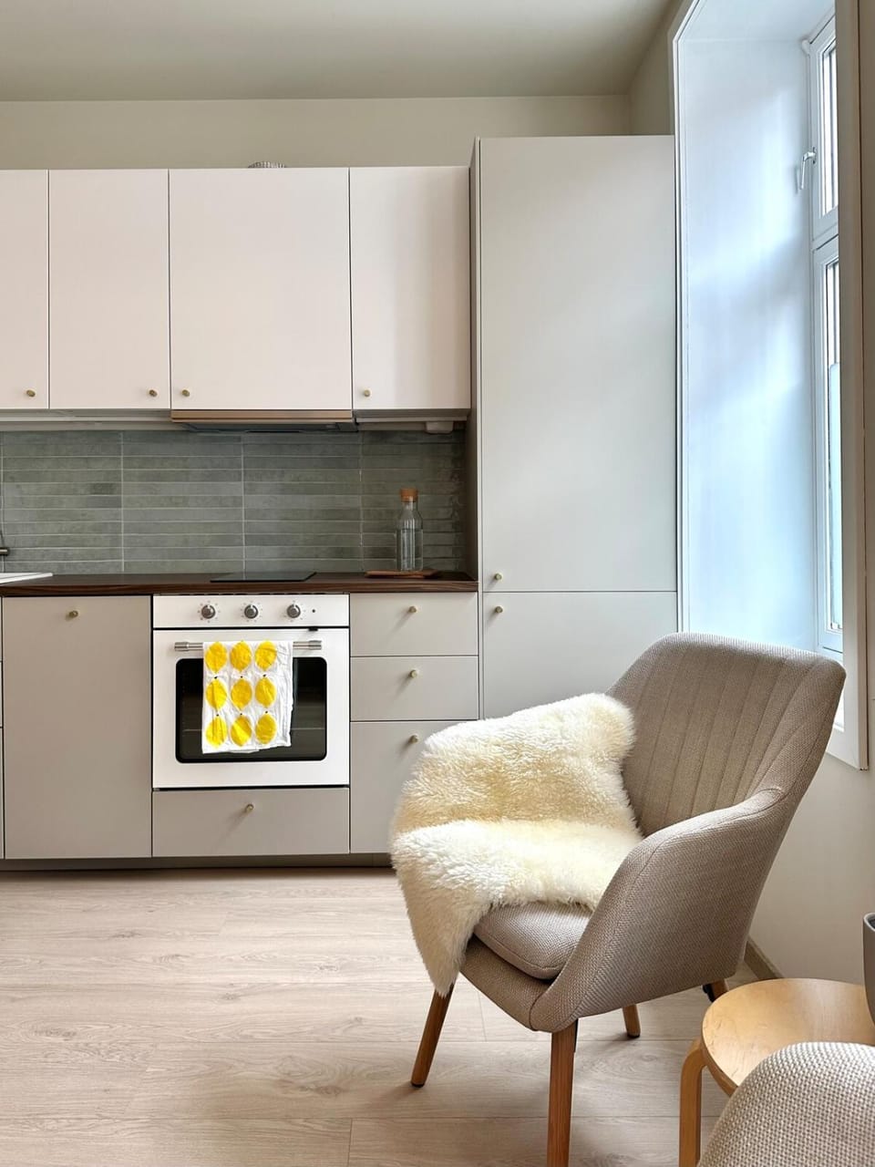 Kitchen or kitchenette, Seating area, oven