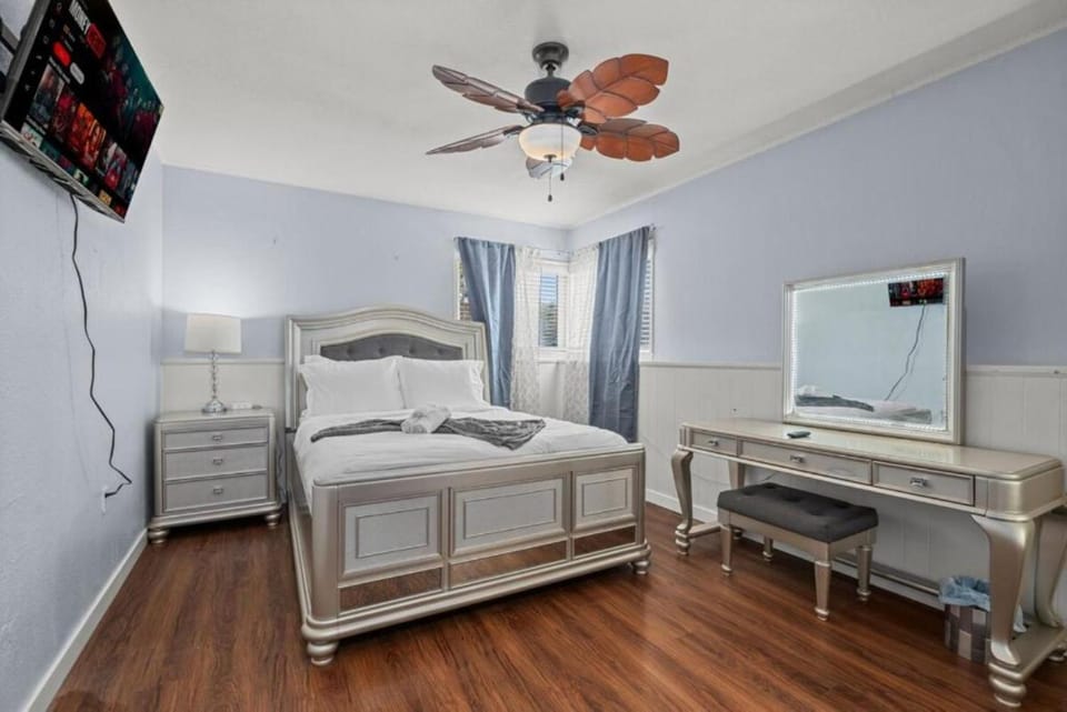 Bed, TV and multimedia, Photo of the whole room, Bedroom, hair dresser, air conditioner