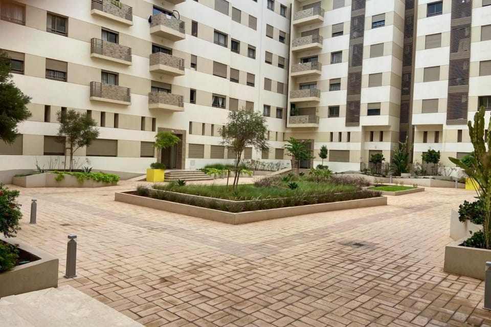 Property building, Day, Garden, Location