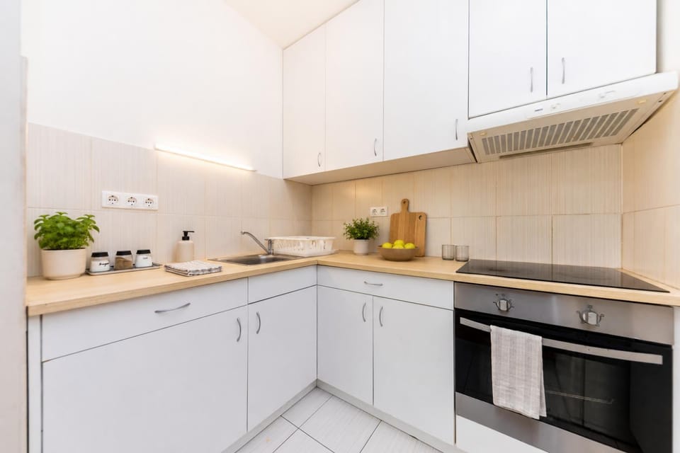 Coffee/tea facilities, Kitchen or kitchenette, stove, toaster