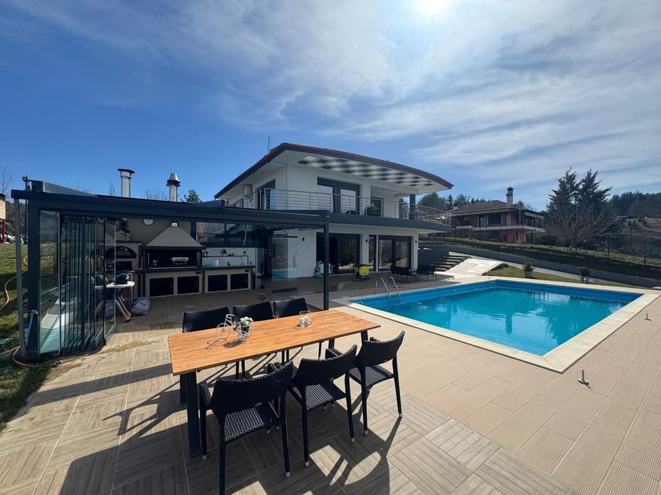 Property building, Day, Pool view, Swimming pool