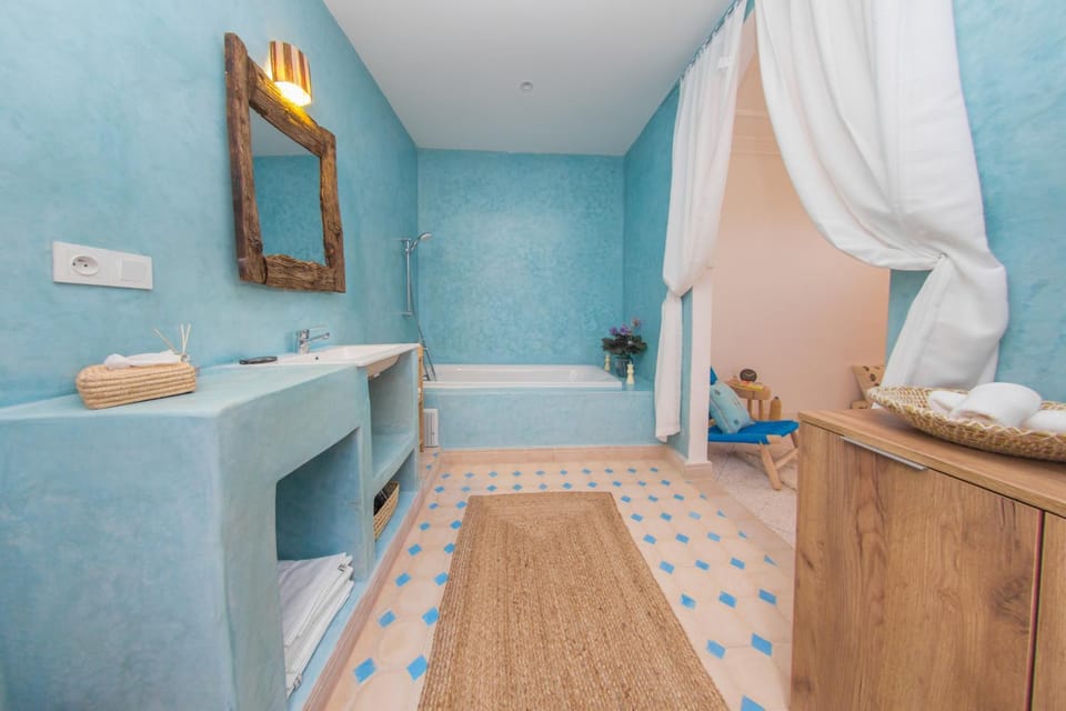 Bathroom, Bath, towels