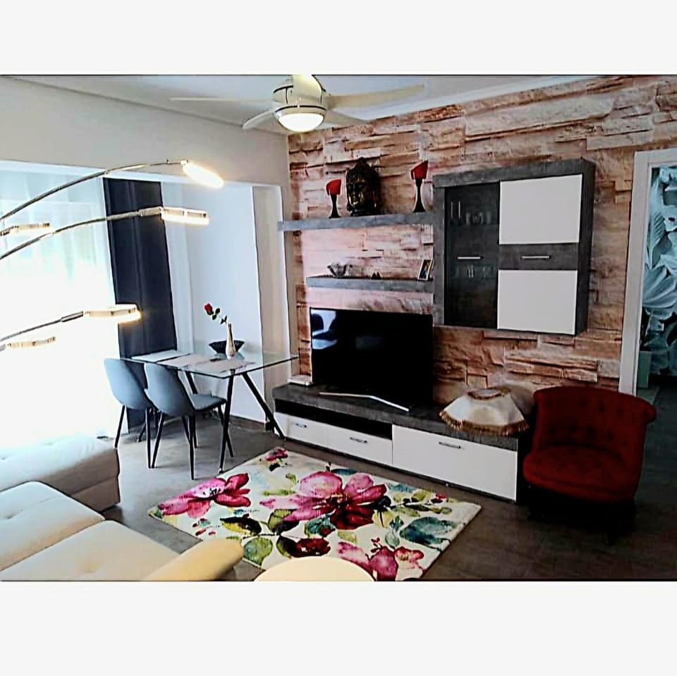 TV and multimedia, Living room, Seating area, Dining area