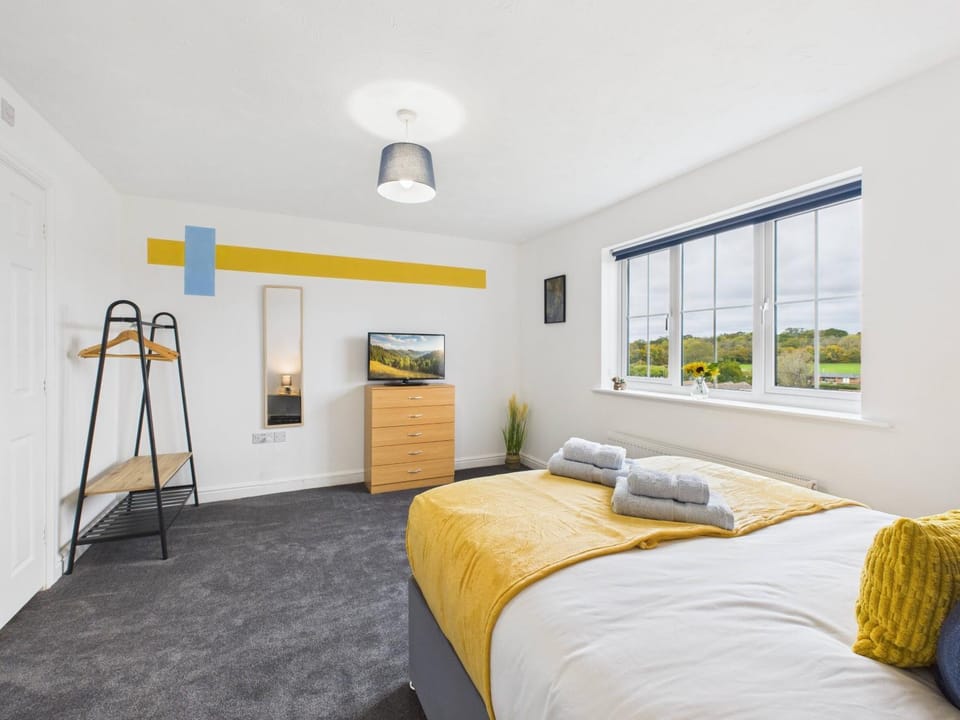 Bed, TV and multimedia, Photo of the whole room, Bedroom, towels