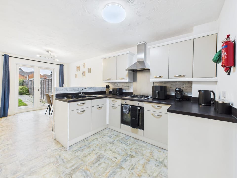 Coffee/tea facilities, Kitchen or kitchenette, microwave, oven, stove, toaster