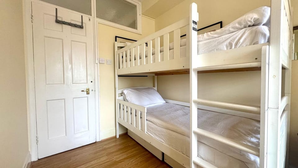3 Bedroom Apartment in Queensway Apartment in City of Westminster