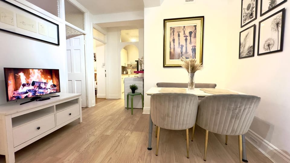 3 Bedroom Apartment in Queensway Apartment in City of Westminster