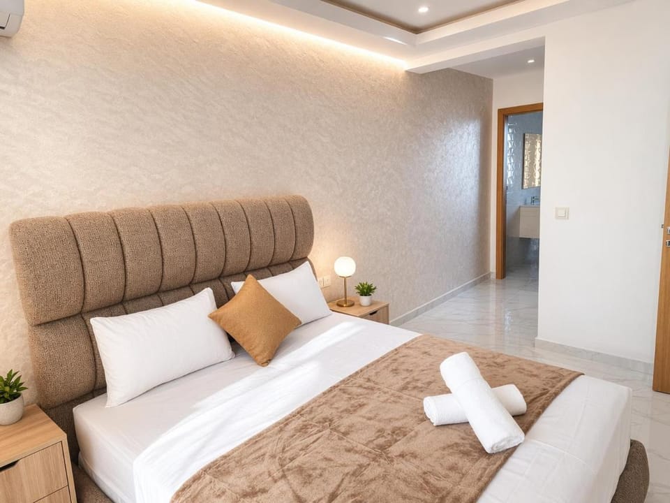 Bed, Photo of the whole room, Bedroom, towels