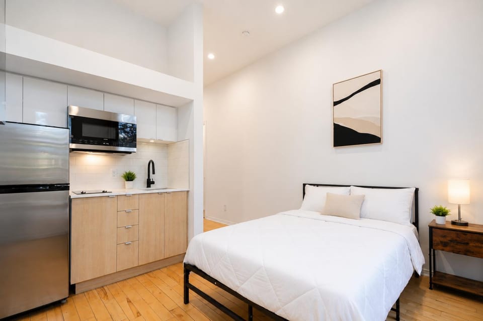Charming Apartment downtown Montreal with Parking & Pet-Friendly Apartment in Laval