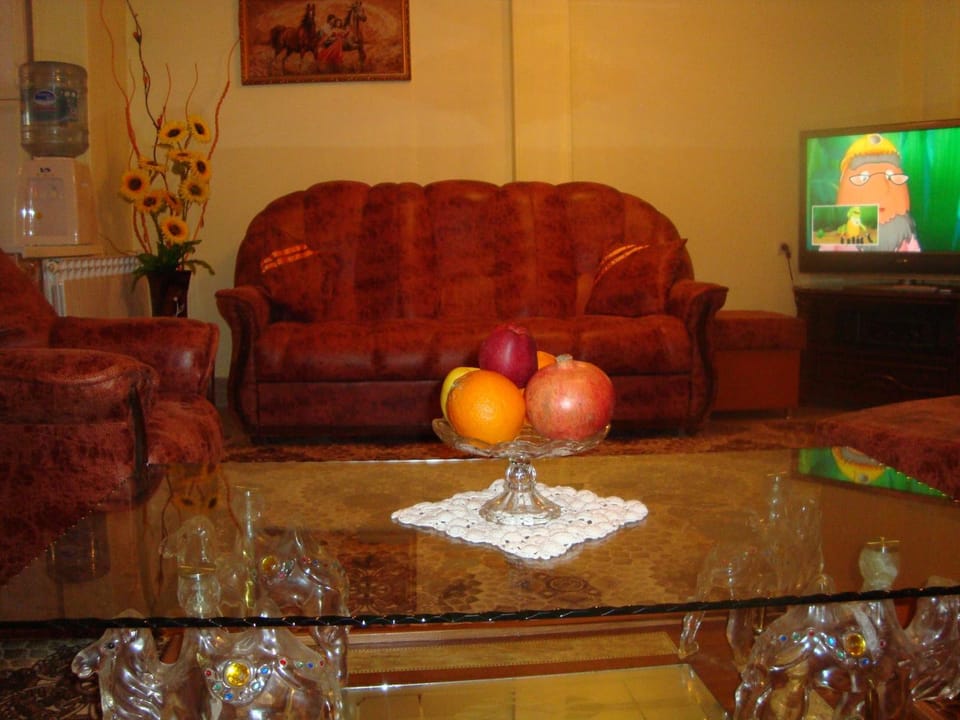 TV and multimedia, Living room, Seating area, Evening entertainment