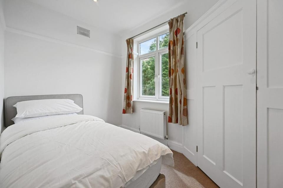 Spacious 4-Bedroom Luxury Retreat in Willesden House in London